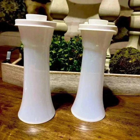 Tupperware Clear Hourglass Salt & Pepper Plastic Shakers 2pc - Picture 2 of 4
